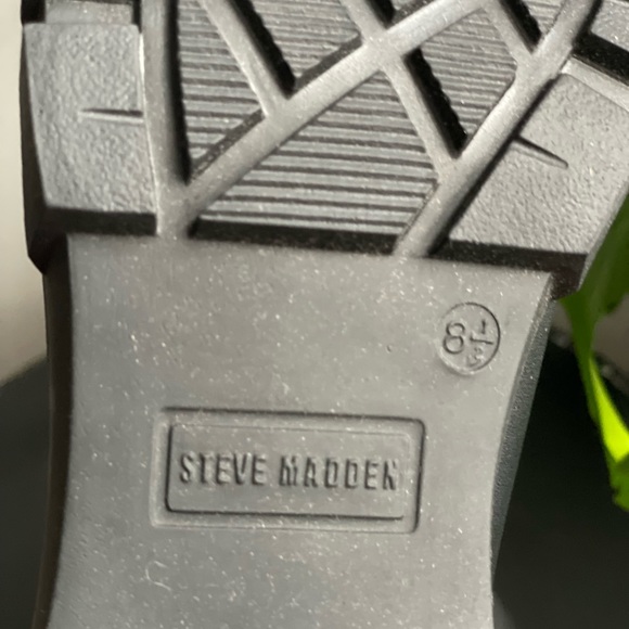 **SOLD** Steve Madden Women's Howler Chelsea Combat Boot
Black Size 8.5 - Picture 13 of 13